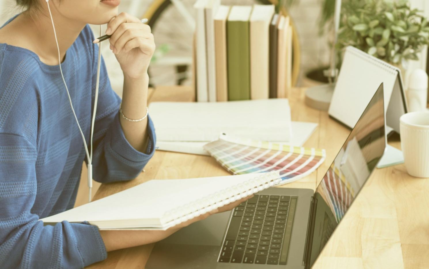 Lernende beim Online-Kurs zur Traffic-Optimierung